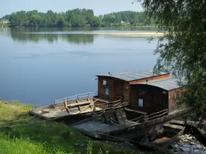 Candes-Saint-Martin - Bateaux amarrés à la berge avec vue sur le confluent de la Loire et de la Vienne