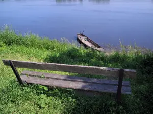 Candes-Saint-Martin - Banc, herbes hautes, barque et rivière