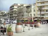 Canet-en-Roussillon - Terrasse de café, palmiers et façades d'immeubles de la station balnéaire