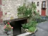 La Canourgue - Façade de maison ornée d'un rosier grimpant en fleurs