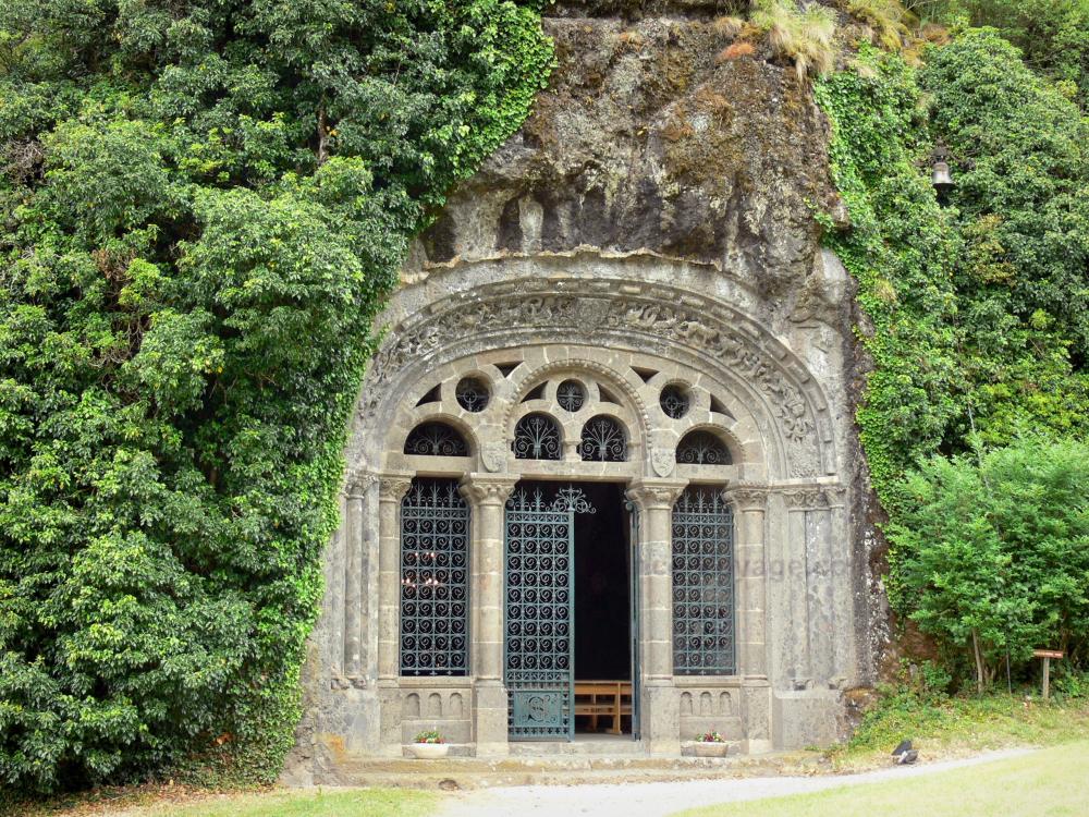 Guide du Cantal - Chapelle monolithe de Fontanges - Entrée de la chapelle Saint-Michel