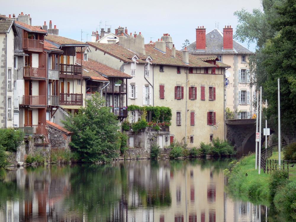 Guide du Cantal - Aurillac - Façades de maisons anciennes se reflétant dans les eaux de la rivière Jordanne