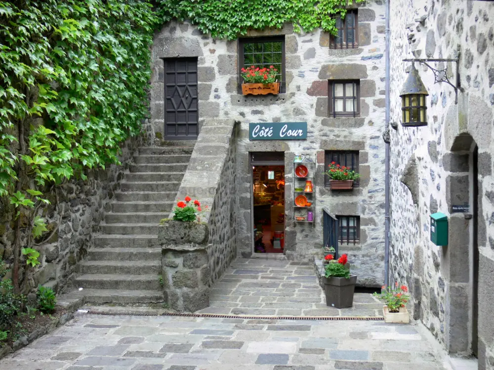 Guía de Cantal - Salers - Casa de piedra decorado con geranios