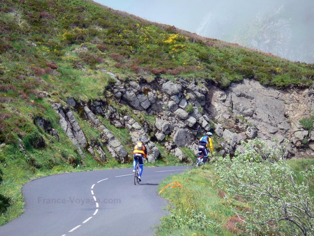Guide du Cantal - Monts du Cantal - Parc Naturel Régional des Volcans d'Auvergne : cyclistes faisant l'ascension du massif des monts du Cantal