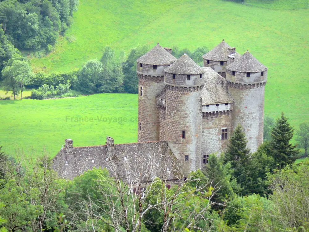 Guia do Cantal - Paisagens do Cantal - Parque Natural Regional dos Vulcões de Auvergne: Anjony Castle, em Tournemire, em um cenário verde