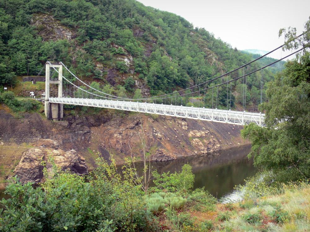Guide du Cantal - Paysages du Cantal - Gorges de la Truyère : pont de Tréboul suspendu au-dessus du lac du barrage de Sarrans