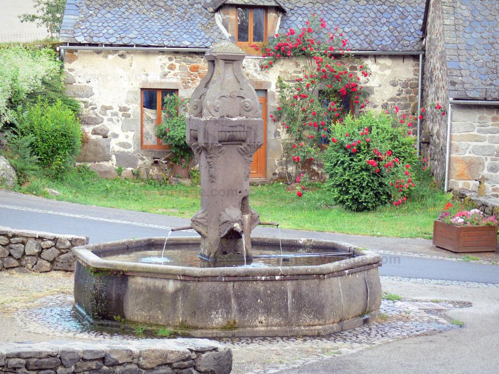 Guide du Cantal - Paysages du Cantal - Parc Naturel Régional des Volcans d'Auvergne : fontaine de Moussages