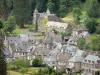 Cantal Landschaften - Regionaler Naturpark der Vulkane der Auvergne: Blick auf das Schloss Lamargé und die Häuser des Dorfes Fontanges