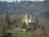 Cantal Landschaften - Schloss umgeben von Bäumen