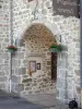Cantaler Kastanienhain - Mittelalterliches Tor von Marcolès