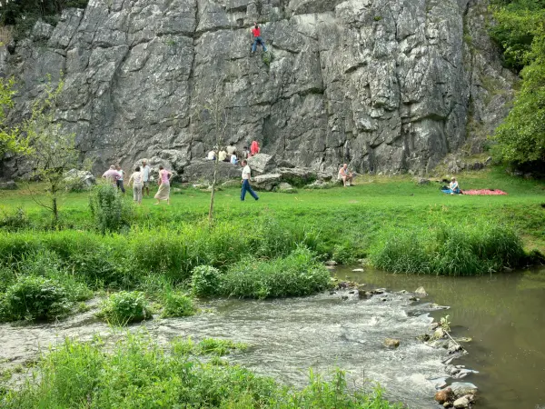 Canyon de Saulges - Pratique de l'escalade sur une falaise de la vallée encaissée, rivière Erve en premier plan