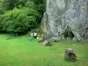 Canyon de Saulges - Amateurs d'escalade au pied d'une falaise