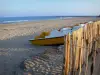 Le Cap-d'Agde - Plage de sable de la station balnéaire, pédalos et mer méditerranée