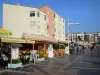 Cap d'Agde - Edifícios, esplanadas e lojas da estância balnear