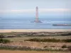 Cap de la Hague - Route des Caps : phare en mer (la Manche), vaches dans les prés ; paysage de la presqu'île du Cotentin