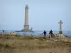 Cap de la Hague - Route des Caps : phare en mer (la Manche), calvaire, promeneurs à vélo, herbes hautes ; paysage de la presqu'île du Cotentin