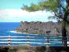 Cap Méchant - Site naturel aménagé avec vue sur la roche noire du cap Méchant