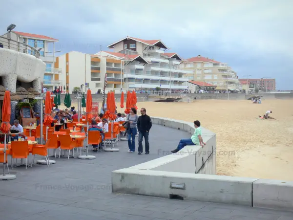 Capbreton - Strassencafé, Sandstrand und Fassaden von Residenzen am Meer, des Badeortes