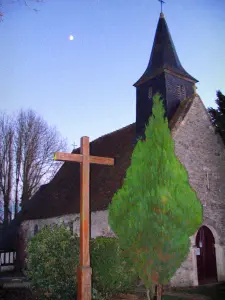 Capilla de Clermont-en-Auge - Capilla, árboles, arbustos y cruz de madera, en el Pays d'Auge