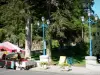 Capvern-les-Bains - Station thermale : stand du marché, lampadaires bleus et arbres