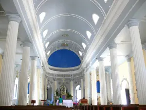 Le Carbet - Intérieur de l'église Saint-Jacques : nef et choeur