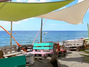 Le Carbet - Grande Anse du Carbet : bar de plage avec vue sur la mer des Caraïbes