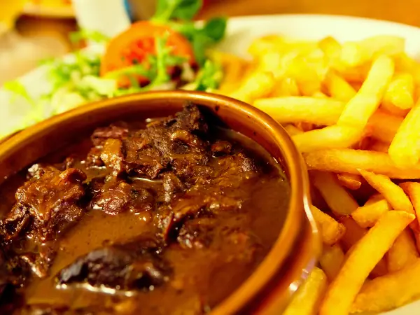 La carbonade flamande - Guide gastronomie, vacances & week-end dans les Hauts-de-France