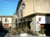 Carcassonne - Terrasse de restaurant place du Grand Puits et façades de maisons de la cité médiévale