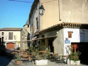 Carcassonne - Restaurant-Terrasse des Platzes Grand Puits und Fassaden der mittelalterlichen Altstadt