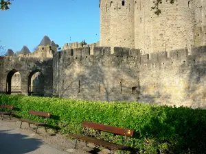 Carcassonne - Sitzbänke am Fusse der Stadtmauern von Carcassonne