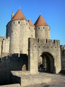 Carcassonne - Stadttor Narbonnaise und seine zwei Tortürme
