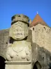Carcassonne - Buste de Dame Carcas (reproduction de la statue originale) et tour Narbonnaise