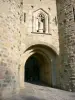 Carcassonne - Narbonne Gate e una statua della Vergine
