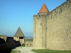 Carcassonne - Spazierweg Lices zwischen den zwei Stadtmauern der Altstadt