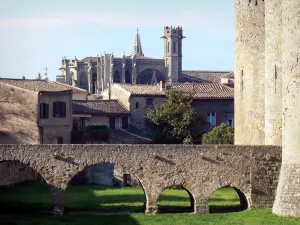 Carcassonne - Brücke des Grafenschlosses, Häuser der mittelalterlichen Stätte und Basilika Saint-Nazaire