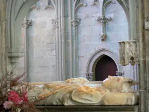 Carcassonne - In der Basilika Saint-Nazaire: liegende Figur aus Alabaster