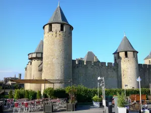 Carcassonne - Strassencafés am Fusse der Burg (Grafenschloss)