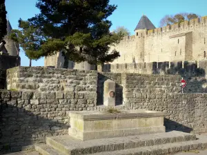 Carcassonne - Brunnen und Festungsanlage der mittelalterlichen Stätte