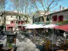 Carcassonne - Façades de maisons et terrasses de cafés de la place Marcou