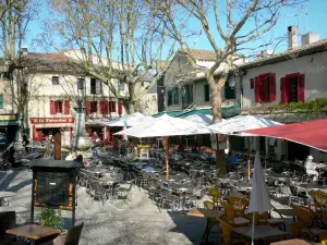 Carcassonne - Häuserfassaden und Strassencafés des Platzes Marcou