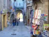 Carcassonne - Façades de maisons et boutiques de la rue Cros Mayrevieille