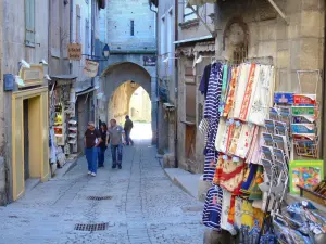 Carcassonne - Häuserfassaden und Boutiquen der Strasse Cros Mayrevieille