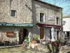 Carcassonne - Façades de pierres et terrasses de restaurants