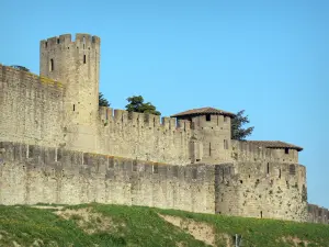 Carcassonne - Türme und Befestigungsmauern der Stadt