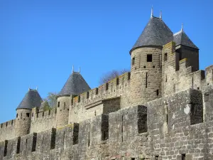 Carcassonne - Türme und Mauerringe der Stadt