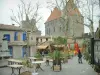 Carcassonne - Tours de la porte Narbonnaise dominant les terrasses de cafés de la place Marcou
