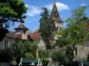 Carennac - Village huizen, bomen en torenspits van de kerk van St. Peter, in de Quercy