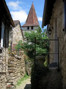 Carennaque - Torre sineira da igreja Saint-Pierre e casas da aldeia, em Quercy