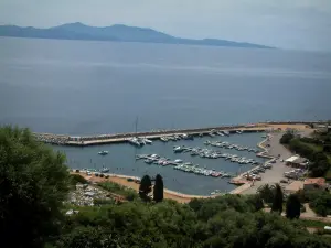 Cargèse - Marina en de Middellandse Zee voor de kust (Golf van Sagone)