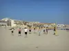 Carnon-Plage - Jogadores de vôlei de praia, praia de areia, casas e edifícios da estância balnear